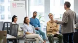 Man geeft uitleg aan een groep mensen.